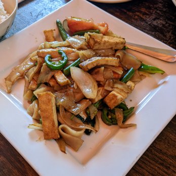 C'est Bien Thai - Drunken noodles with tofu - Thai Near Me - Chicago, Illinois