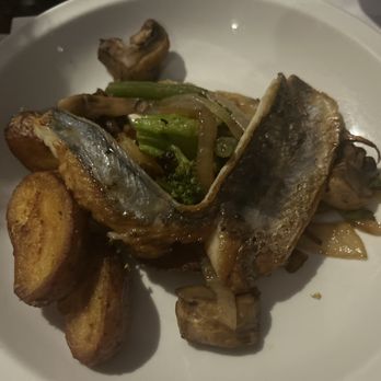 Ciel! Bistro-bar - Kids meal: mackerel over veggies andpotatoes. - French Near Me - Quebec City, Quebec Ciel! Bistro-bar - Kids meal: mackerel over veggies andpotatoes. - French Near Me - Quebec City, Quebec