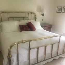 The King's Inne - Cozy and very comfortable king bed with private bathroom.
