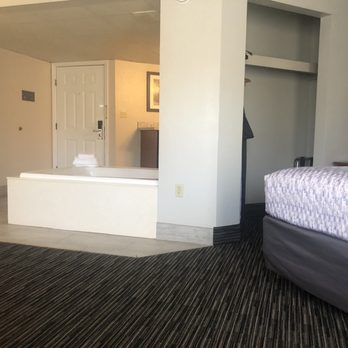 Twin Mountain Inn & Suites - Spacious room with jacuzzi - Hotels Near Me - Pigeon Forge, Tennessee