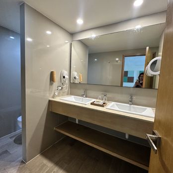 Nyx Hotel Cancun - Bathroom - Hotels Near Me - Cancún, ROO Nyx Hotel Cancun - Bathroom - Hotels Near Me - Cancún, ROO