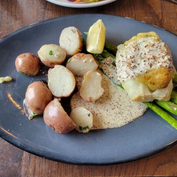 Paddlefish - Small portion and bland potatoes - Seafood Near Me - Orlando, Florida Paddlefish - Small portion and bland potatoes - Seafood Near Me - Orlando, Florida