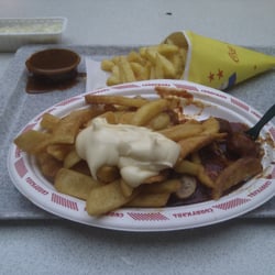 Curry Karl - Totfrittierte Pommes an alter Currywurst