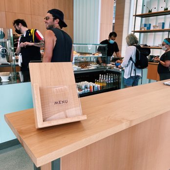 Blue Bottle Coffee - Wolf Point - Front register - Coffee & Tea Near Me - Chicago, Illinois
