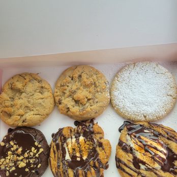 Crumbl - Reston - Bakeries Near Me - Reston, Virginia