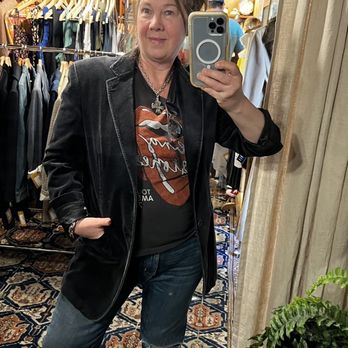 Tivoli Decor - I'm feeling pretty rockstar in this velvet jacket $40 ! What do you think ? - Used, Vintage & Consignment Near Me - Sausalito, California