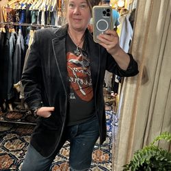 Tivoli Decor - I'm feeling pretty rockstar in this velvet jacket $40 ! What do you think ?