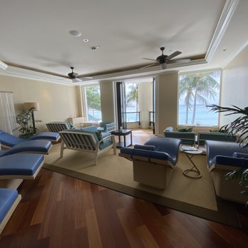 Moana Lani Spa - Wide view of women's lounge - Day Spas Near Me - Honolulu, Hawaii