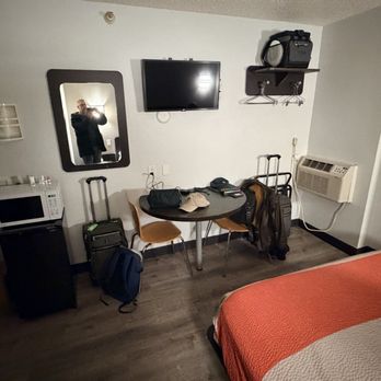 Motel 6 - The rest of the room from the view of the bed - Hotels Near Me - Springfield, Illinois Motel 6 - The rest of the room from the view of the bed - Hotels Near Me - Springfield, Illinois