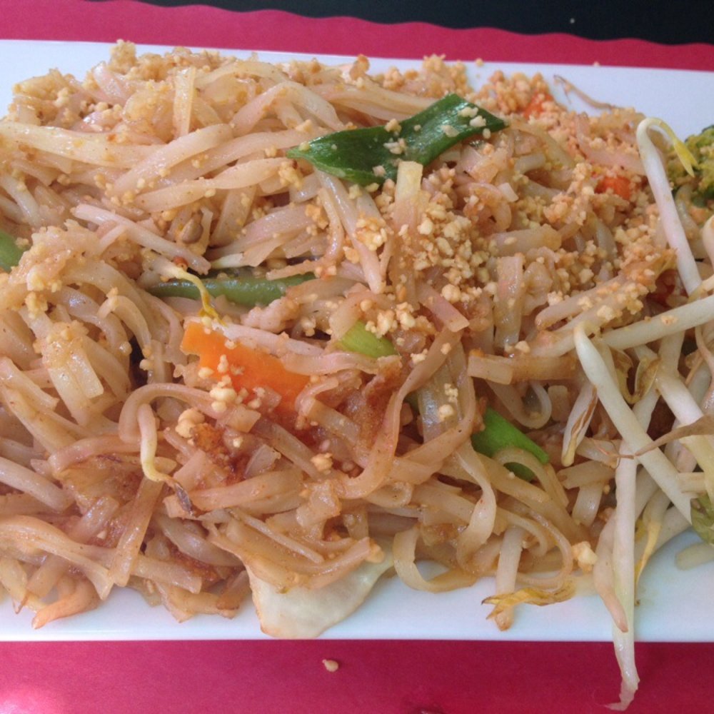 Bee's Thai Cuisine - Vegetable pad thai (no egg) Lunch portion - Thai Near Me - Providence, Rhode Island