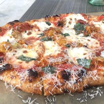The Grocer's Table - Classic Margherita pizza was awesome... - Cafes Near Me - Wayzata, Minnesota