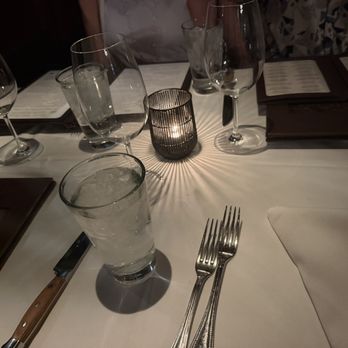 Charley's Steak House - Table setting - Seafood Near Me - Tampa, Florida