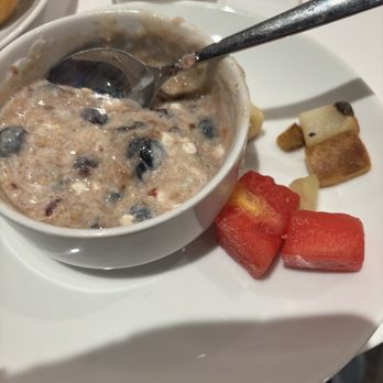 United Club - Phoenix - Oatmeal and fruit - Airport Lounges Near Me - Phoenix, Arizona