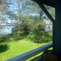 Bar Chiemsee Nord - Aussicht von der Terasse: Durch die Bäume auf den See. Herrlich im Schatten!