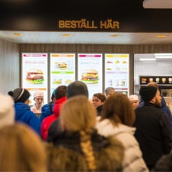 Max Hambugare - Interiör - Inne i restaurangen hittar man tre kassor samt en drös med expresskassor för att beställa.