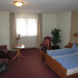 Zur Linde - Hotekzimmer  - Blick zum Fenster