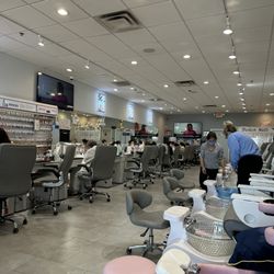 Fashion Nails - Inside view of salon