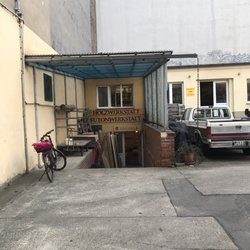 Holzwerkstatt Futonwerkstatt - Der Eingang befindet sich im Hinterhof. Die Werkstatt geht über zwei Stockwerke.