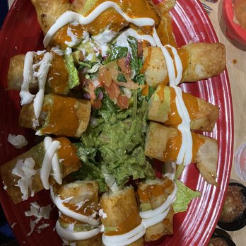Salsa & Beer - Potato taquitos hardly any avocado in the middle. It was mixed with lettuce to appear like guacamole. - Mexican Near Me - Van Nuys, California