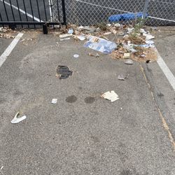 Avis - Close up of more trash