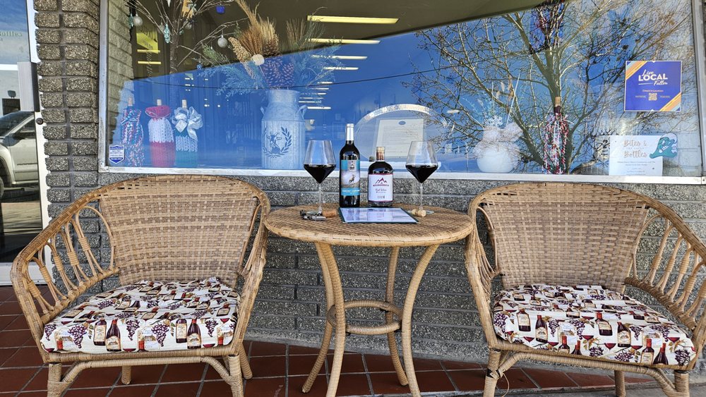 Bites and Bottles Logo