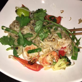 Curcuma - Pad Thai with prawns - Vietnamese Near Me - Berlin, BE Curcuma - Pad Thai with prawns - Vietnamese Near Me - Berlin, BE