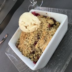 Le Rive Gauche - Berry crumble with vanilla ice cream