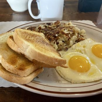 BlondZee's Guest House - Two eggs and hash browns with toast - American Near Me - Salem, Oregon
