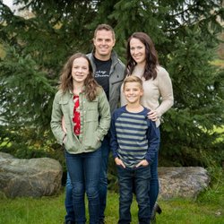 Sexton Dental - Dr. Sexton with his wife and children.