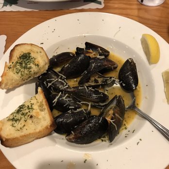 Centifonti's Restaurant - Mussels in white whine sauce served with garlic bread - Desserts Near Me - La Mesa, California