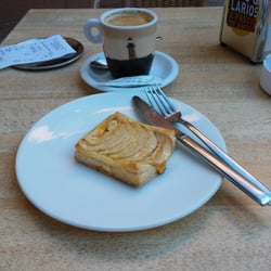 Holguera - Desayunando en estos momentos con un csfe con leche estupendo acompañandole una tarta de manzana