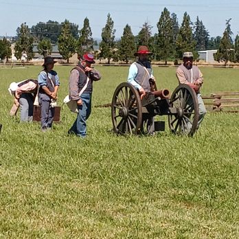 Antique Powerland Heritage Park - Confederate artillery preparing for the battle held twice each day. - Museums Near Me - Salem, Oregon