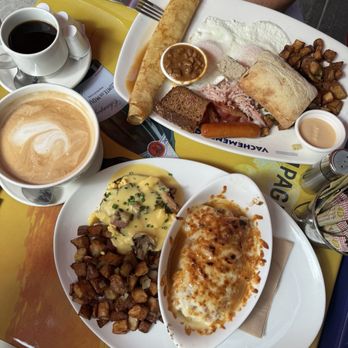Cochon Dingue - Brunch Plate, Country Duo, Latte - Bars Near Me - Quebec City, Quebec