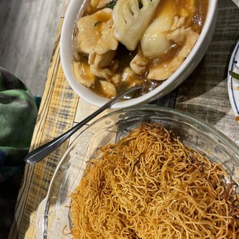 Jade Garden - Crispy chow mein with chicken and gravy on the side - Dim Sum Near Me - Seattle, Washington