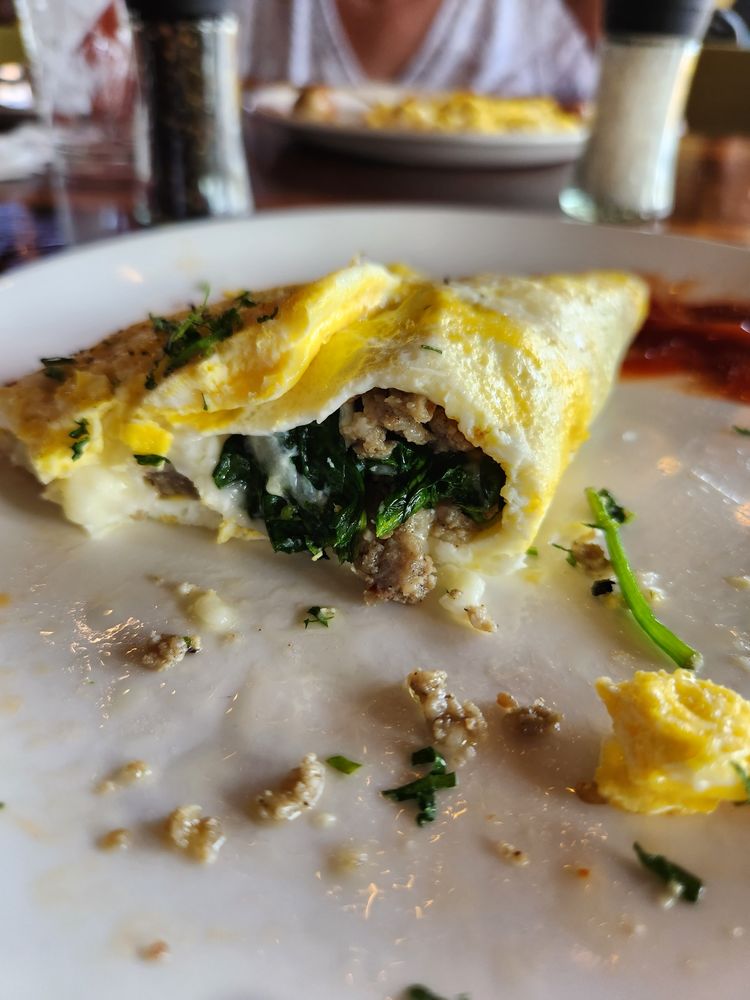 Momo Champagne Coffee Kitchen, St. Louis Roadtrippers