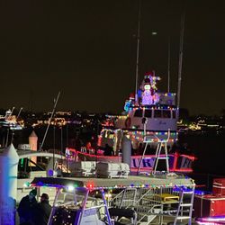Newport Beach Christmas Boat Parade - FREE ANNUAL EVENT!   Boats of all sizes Decorated with Lights @ The 114th Annual Christmas Boat Parade @ Newport Beach Dec 2022