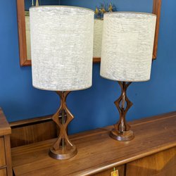Peg Leg Vintage - Pair of Mid-Century Modern sculpted walnut table lamps