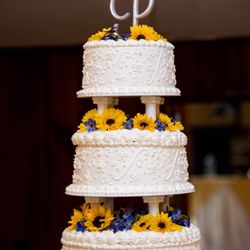 Bloom By Melanie - So excited to be able to share Melanie's work! She went above and beyond with the cake flowers, the centerpieces, and the bouquets!
