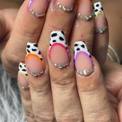 Ha Nails Manicure, Pedicure & Uñas Acrílicas Mérida - Diseño original con estampado animal, cristales y colores vibrantes. Uñas creativas en el centro de Mérida.