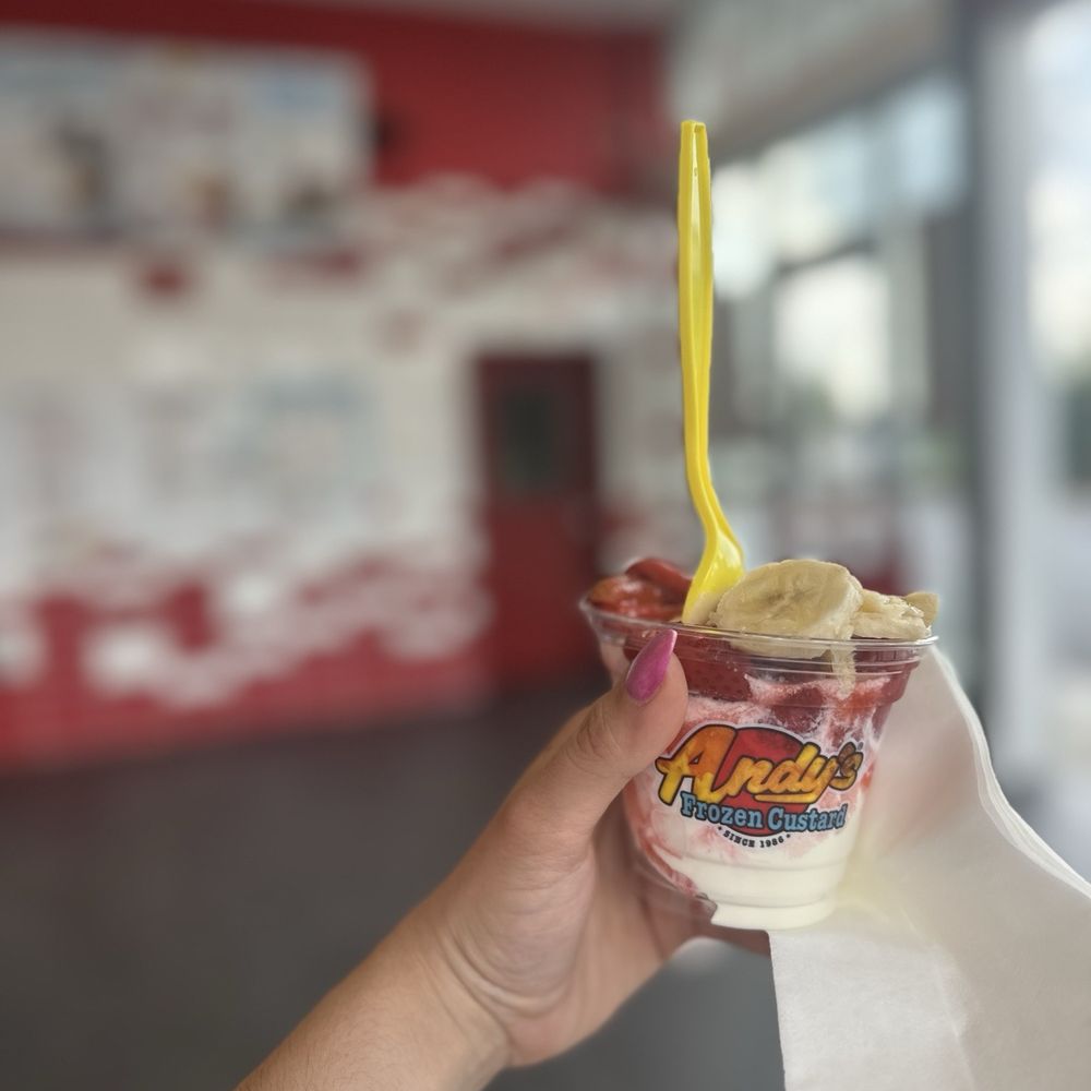Straw-ana sundae Straw-ana sundae