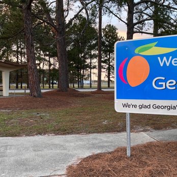 Georgia Visitor Information Center - Sign by covered picnic tables - Rest Stops Near Me - St. Marys, Georgia Georgia Visitor Information Center - Sign by covered picnic tables - Rest Stops Near Me - St. Marys, Georgia