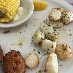 Broiled scallops and corn