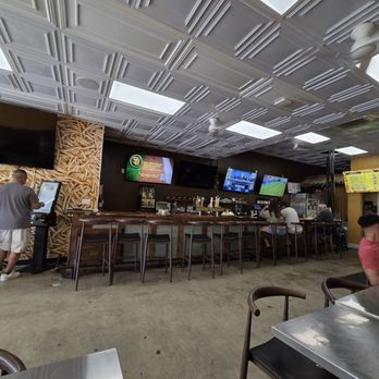 Eat Crispy Burger Oceanside - Inside looking to bar area - Burgers Near Me - Oceanside, California