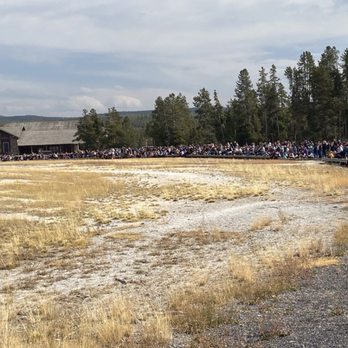 Old Faithful - Observation Point - Crowds waiting. - Hiking Near Me - Old Faithful, Wyoming