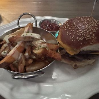 Brasserie Royale - Le Smash Américain - French Near Me - Sterling, Virginia