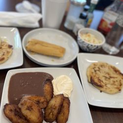 El Pulgarcito Restaurant - Tamal de puerco, pupusa