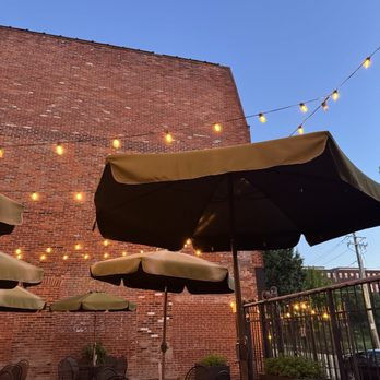 Planter's House - Patio - Cocktail Bars Near Me - Saint Louis, Missouri