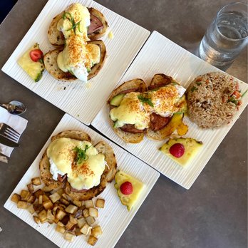 Moena Café - 3 Egg Benedicts - Cafes Near Me - Honolulu, Hawaii