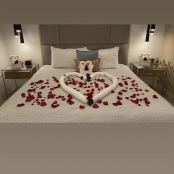 H2O Suites Hotel - The king size bed with rose petals - Hotels Near Me - Key West, Florida H2O Suites Hotel - The king size bed with rose petals - Hotels Near Me - Key West, Florida