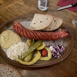 U Sedmi švábů - GRILOVANÁ KLOBÁSA S HOŘČICÍ, KŘENEM, KYSELOU OKURKOU/ SAUSAGE WITH MUSTARD, HORSERADISH, GHERKINS